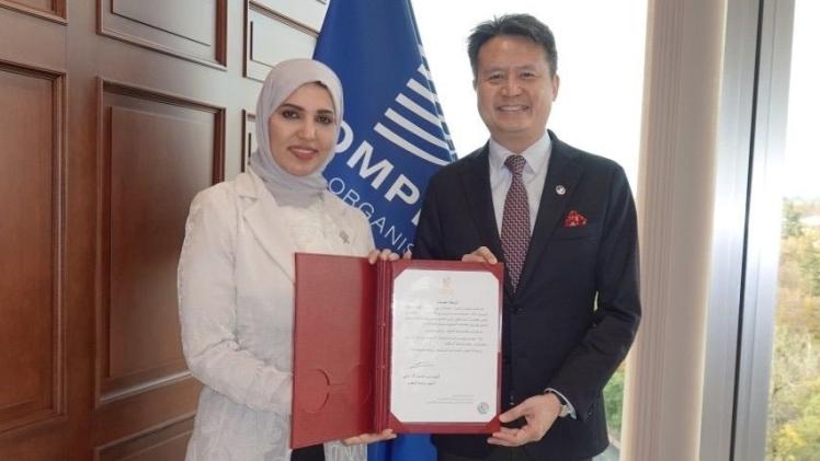 جانب من تسليم الوثيقة