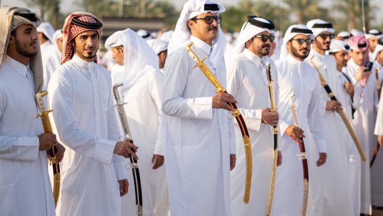 سمو الأمير أثناء مشاركته في عرضة هل قطر