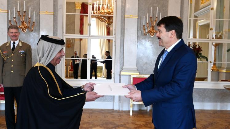 جانب من تسلم الأوراق