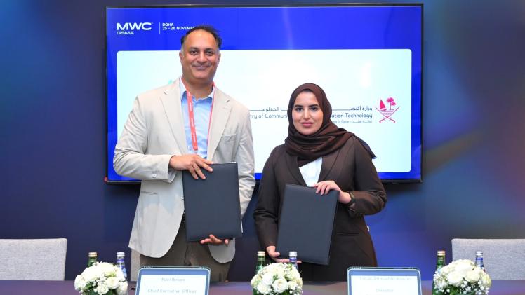 جانب من التوقيع