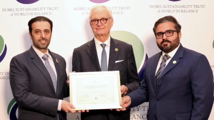 جانب من استلام الجائزة