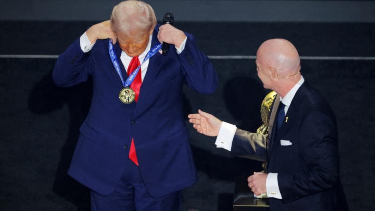 جانب من تقليد ترامب جائزة الفيفا