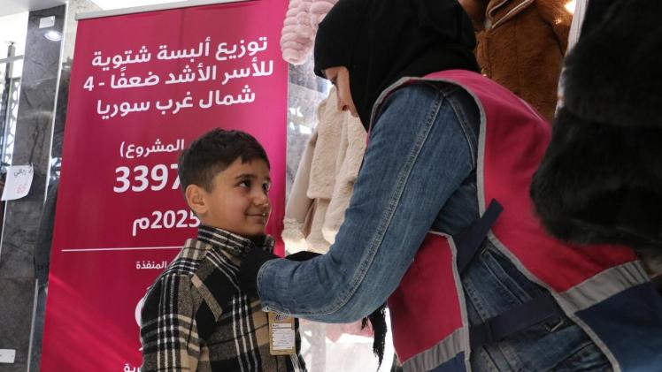 جانب من توزيع المساعدات