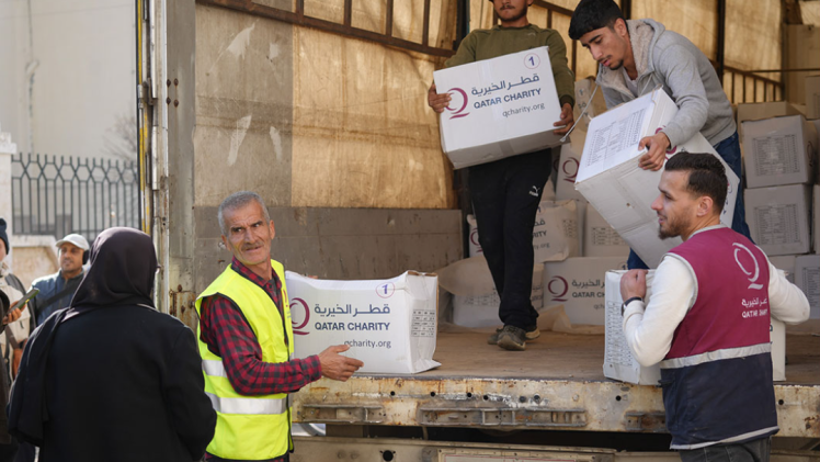 جانب من توزيع المساعدات