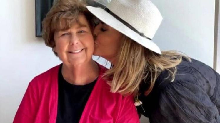 المذيعة الأمريكية سافانا غوثري مع والدتها نانسي