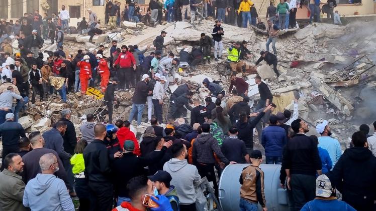 عمليات الانقاذ بحثا عن ناجين تتواصل بموقع انهيار المبنى