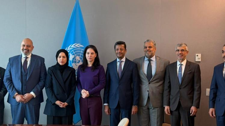 صورة جماعية للمشاركين بالاجتماع