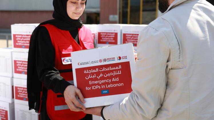 جانب من توزيع المساعدات