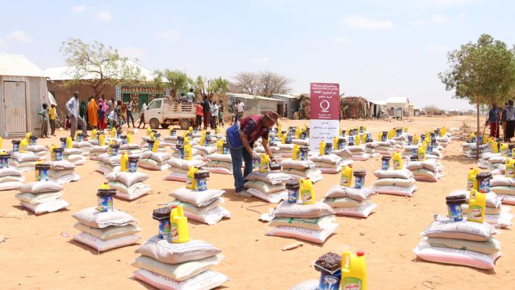 جانب من تقديم المساعدات