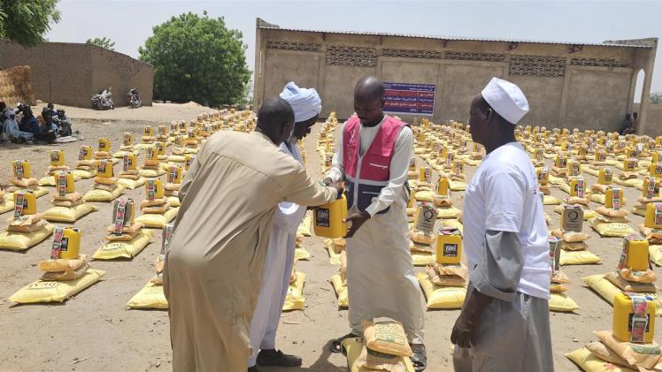 جانب من توزيع المساعدات