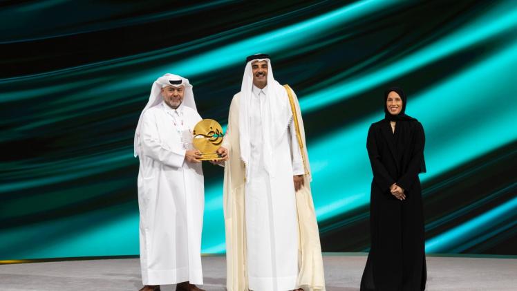 جانب من تسلم الجائزة