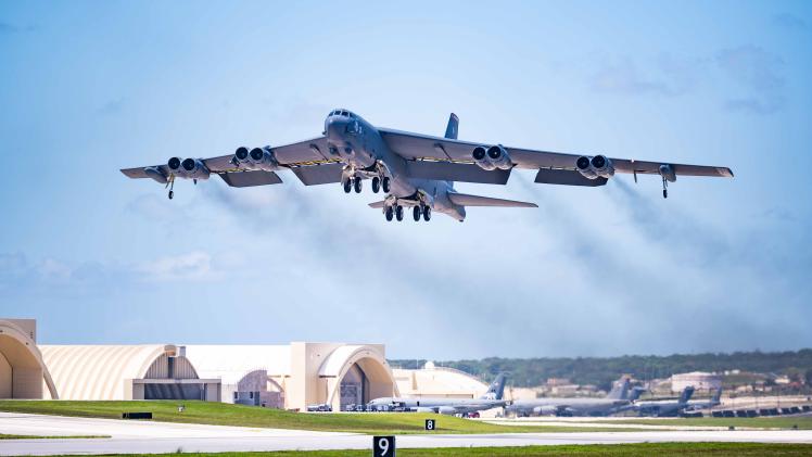 قاذفة استراتيجية أمريكية من طراز B-52