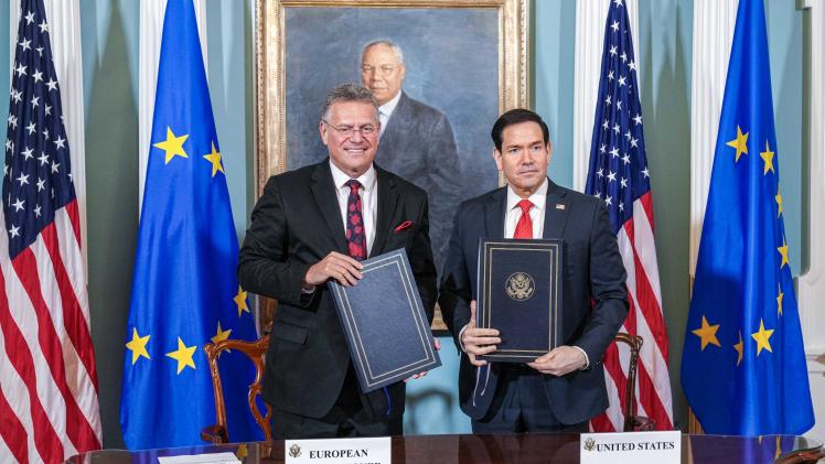 جانب من توقيع الاتفاقية