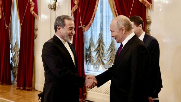 فلاديمير بوتين وعباس ⁠عراقجي