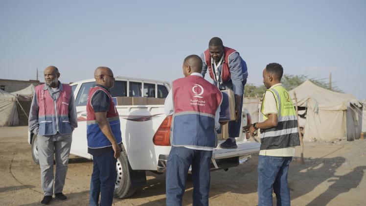 جانب من توزيع المساعدات