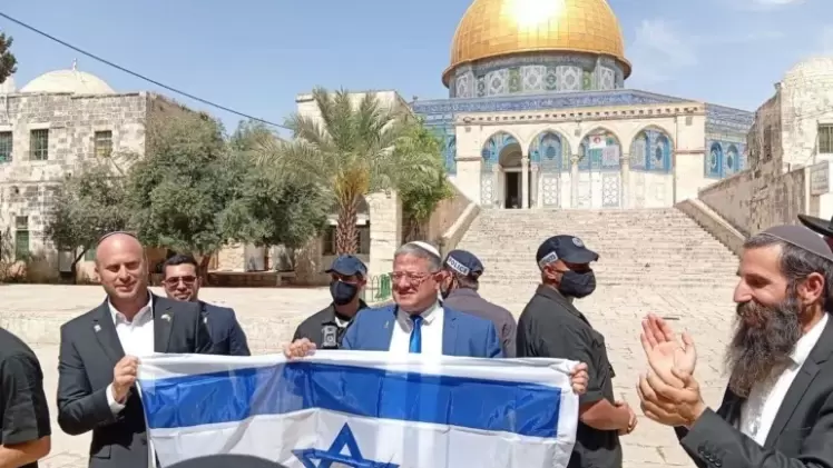 بن غفير حاملا علم إسرائيل في ساحة الأقصى