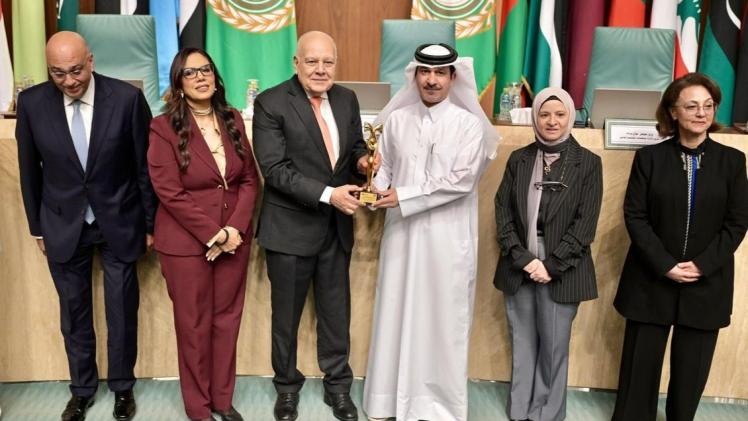 مستشار سفارة قطر لدى مصر يتسلم الجائزة