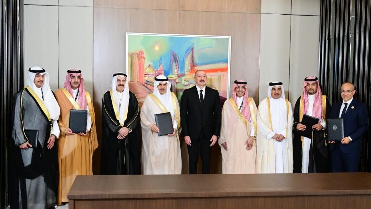 صورة جماعية للمشاركين في المائدة المستديرة