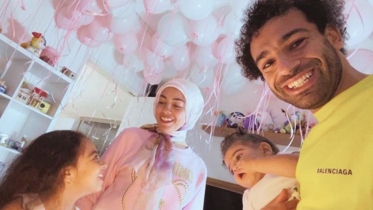 محمد صلاح مع عائلته