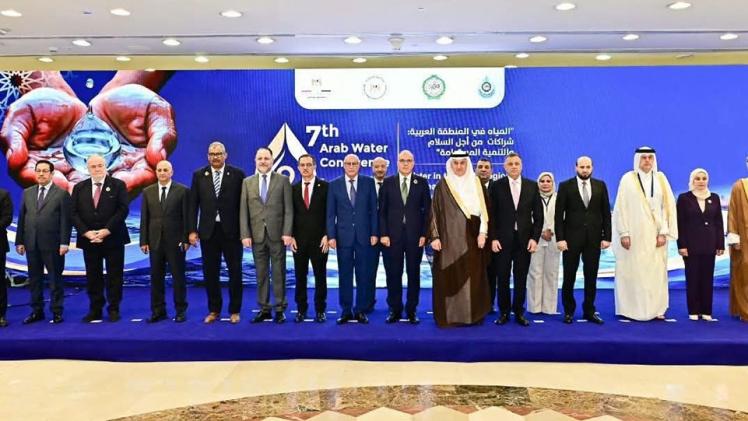 صورة جماعية للمشاركين بالاجتماع