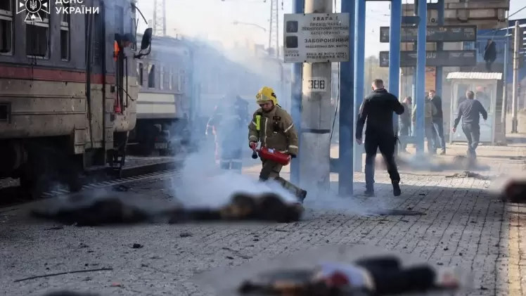 جثث القتلى ملقاة على أرض محطة القطار