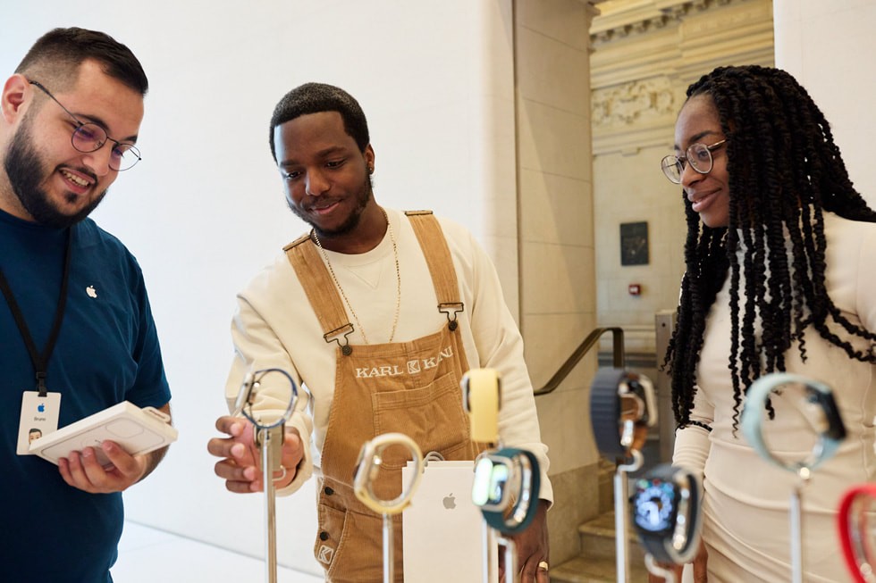 Apple-Champs-Elysees-Paris-customers-with-Apple-Watch-lineup-220916_big.jpg.large.jpg