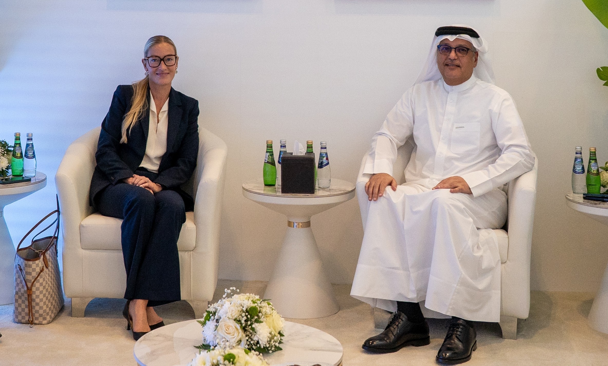 G6sHHgYXQAAlb7e.jfif